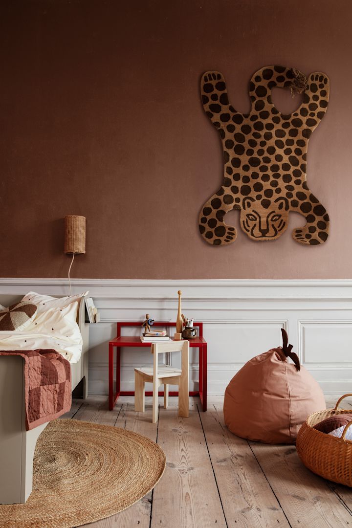 Et andet praktisk møbel at indrette børneværelset med er en bean bag, perfekt til hyggelige stunder og samtidig en dekorativ detalje. Her er Pear bean bag i farven Dusty Rose fra Ferm Living.