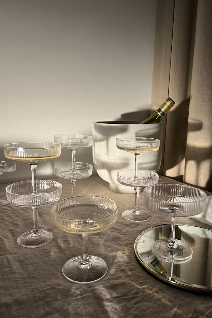 Ripple-champagneglassene fra Ferm Living er en meget populær gaveidé til bryllupper, da de imponerer med deres særlige form og riller.