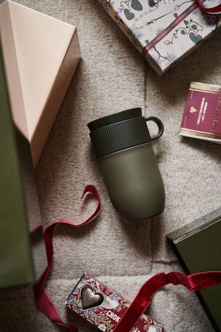 Stilfuld og trendy Ripple-karaffel med matchende lavt glas i klart glas fra Ferm Living er et af vores 12 tips til julegaver til dem, der er ude i sidste sekund! Foto: @b.wohnbar