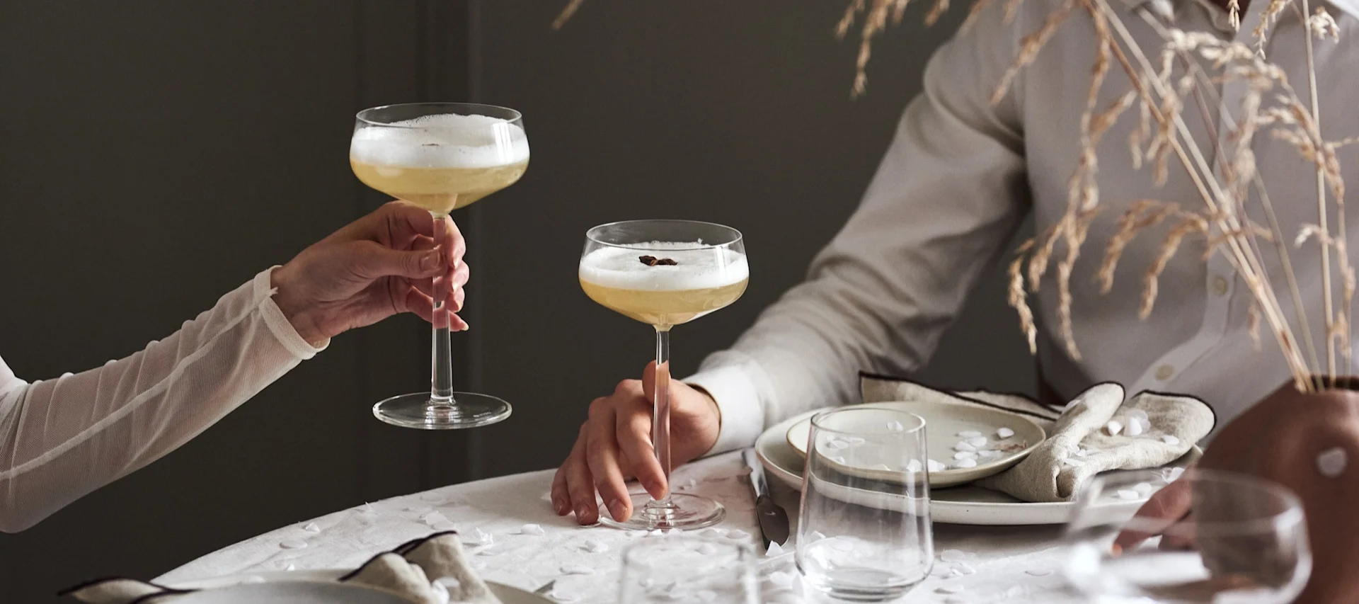4 festlige cocktailopskrifter til nytår - hyldeblomstdrinks i Iittala Essence Cocktailglas.