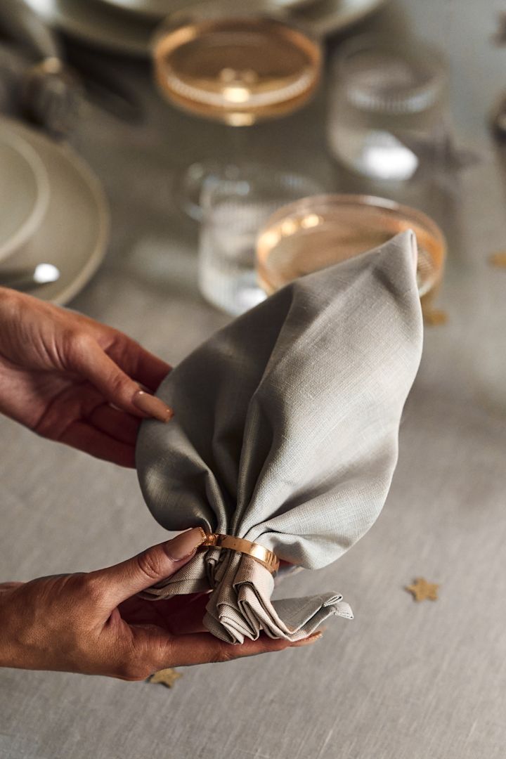 Nytårsfest ideer - fold dine servietter som du ser her for at få en elegant afslutning på borddækningen. 