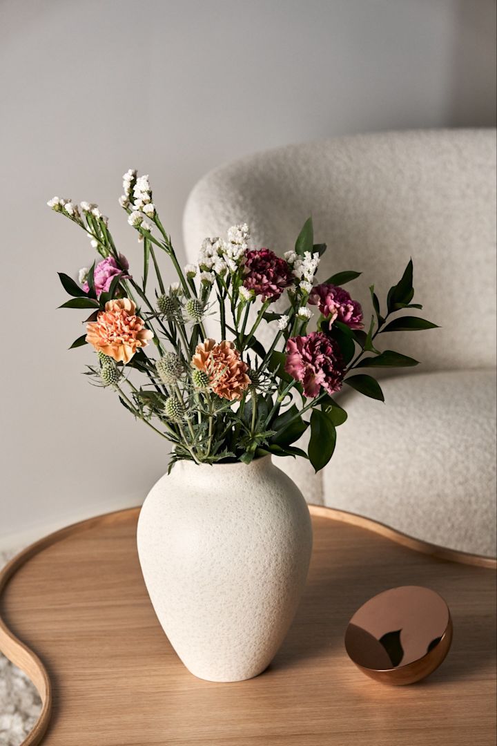 En collage med høje vaser til blomster buketter med fine stilke som liljer og amaryllis.