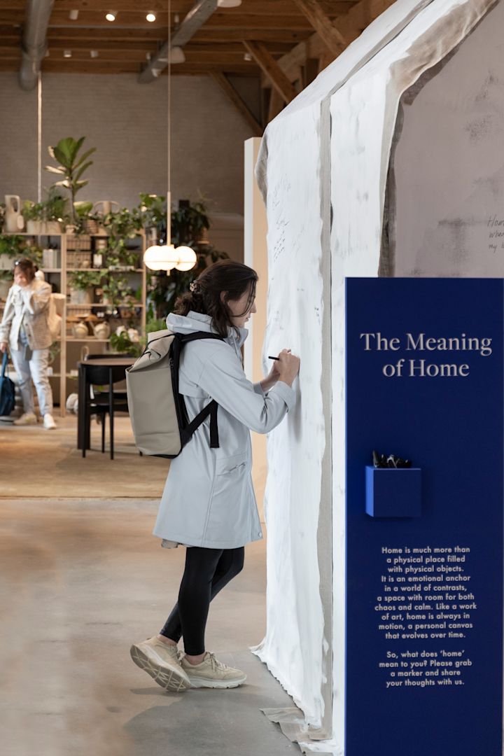 I Ferm Livings showroom i København i Danmark kan besøgende skrive hvad et hjem betyder for dem på et lille hus.