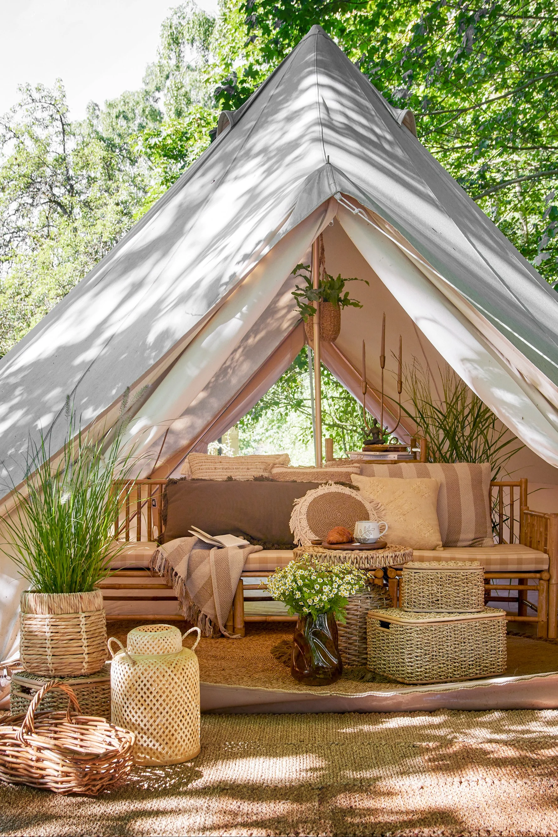 Øg hyggefaktoren på din terrasse med udendørs lanterner og stormlygter ved at indrette den i boho-stil og f.eks. hænge Musu jute-lygten fra Bloomingville op.