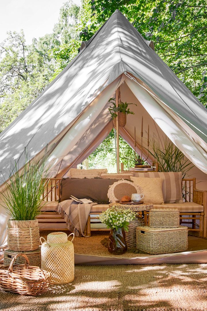 Øg hyggefaktoren på din terrasse med udendørs lanterner og stormlygter ved at indrette den i boho-stil og f.eks. hænge Musu jute-lygten fra Bloomingville op.