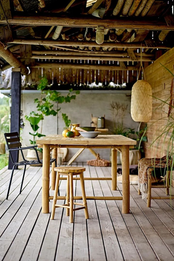 Øg hyggefaktoren på din terrasse med udendørs lanterner og stormlygter ved at indrette den i boho-stil og f.eks. hænge Musu jute-lygten fra Bloomingville op.