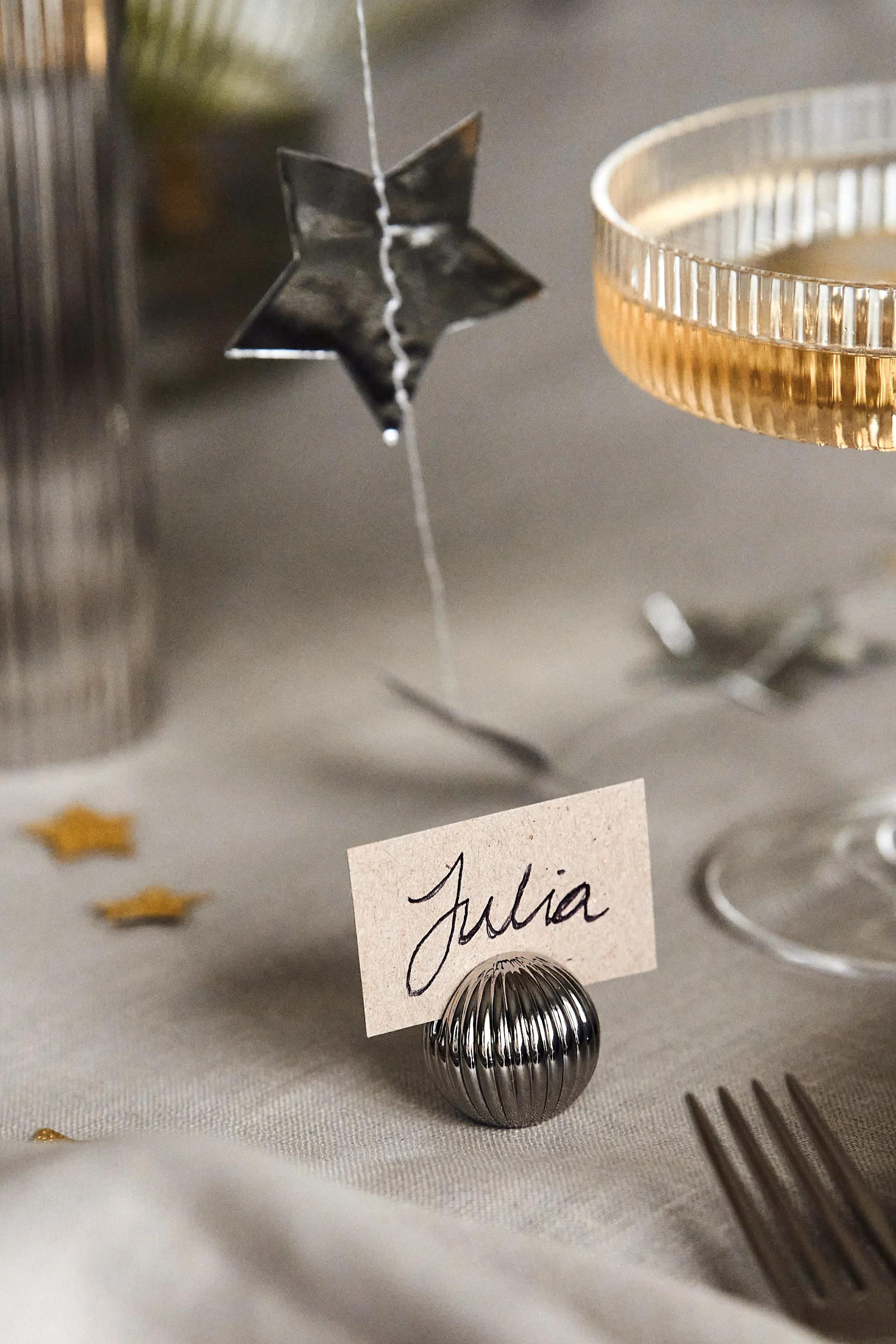 Nytårsfest-idéer - brug bordkortholdere som denne fra Georg Jensen til at fortælle dine venner og familie, hvor de skal sidde i det nye år. 