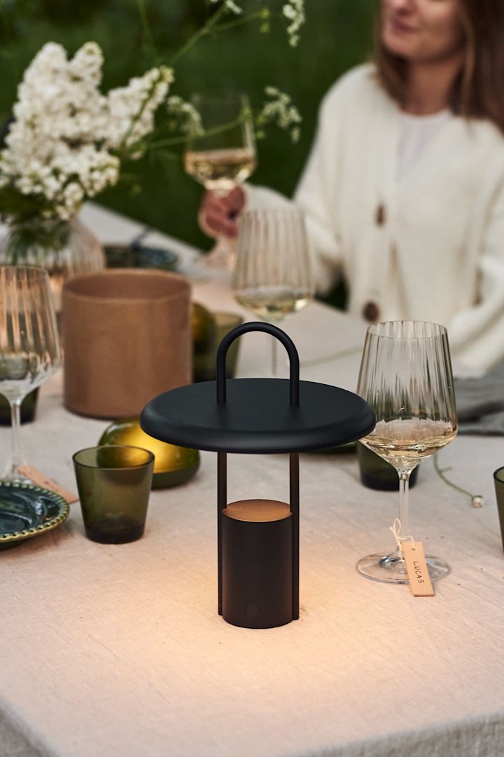 Pier LED portabel lampe fra Stelton er en trådløs lampe der passer perfekt til et dækket udendørsbord.