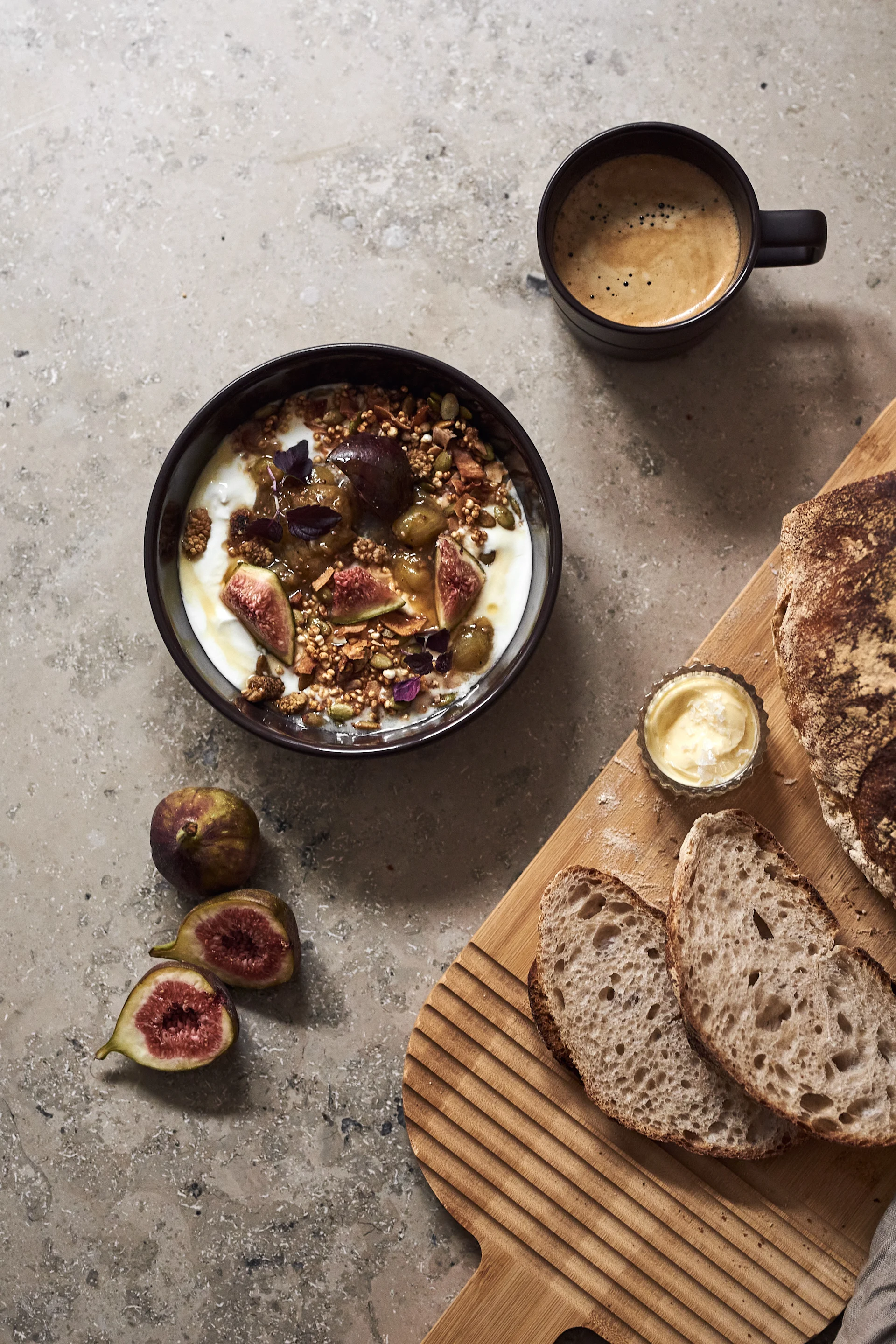 NJRD Line skål i brun med müsli, en skive brød og en kop kaffe.