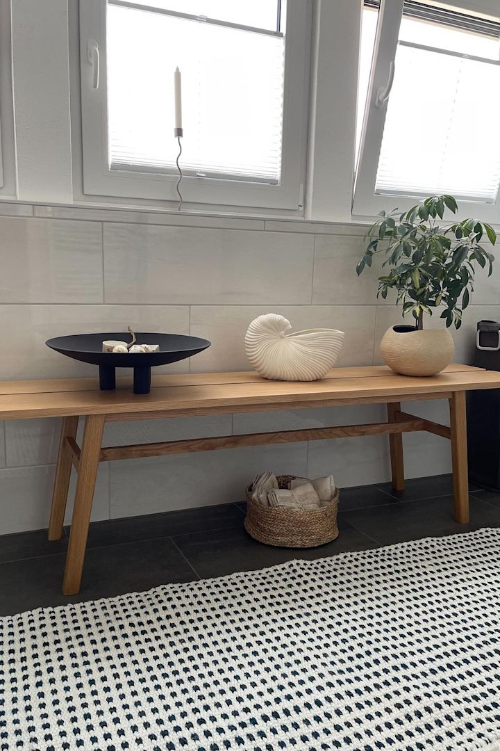 Her kan du se badeværelset i japansk stil af @miia_home_interior, som har et mønstret tæppe og en bænk til dekoration.