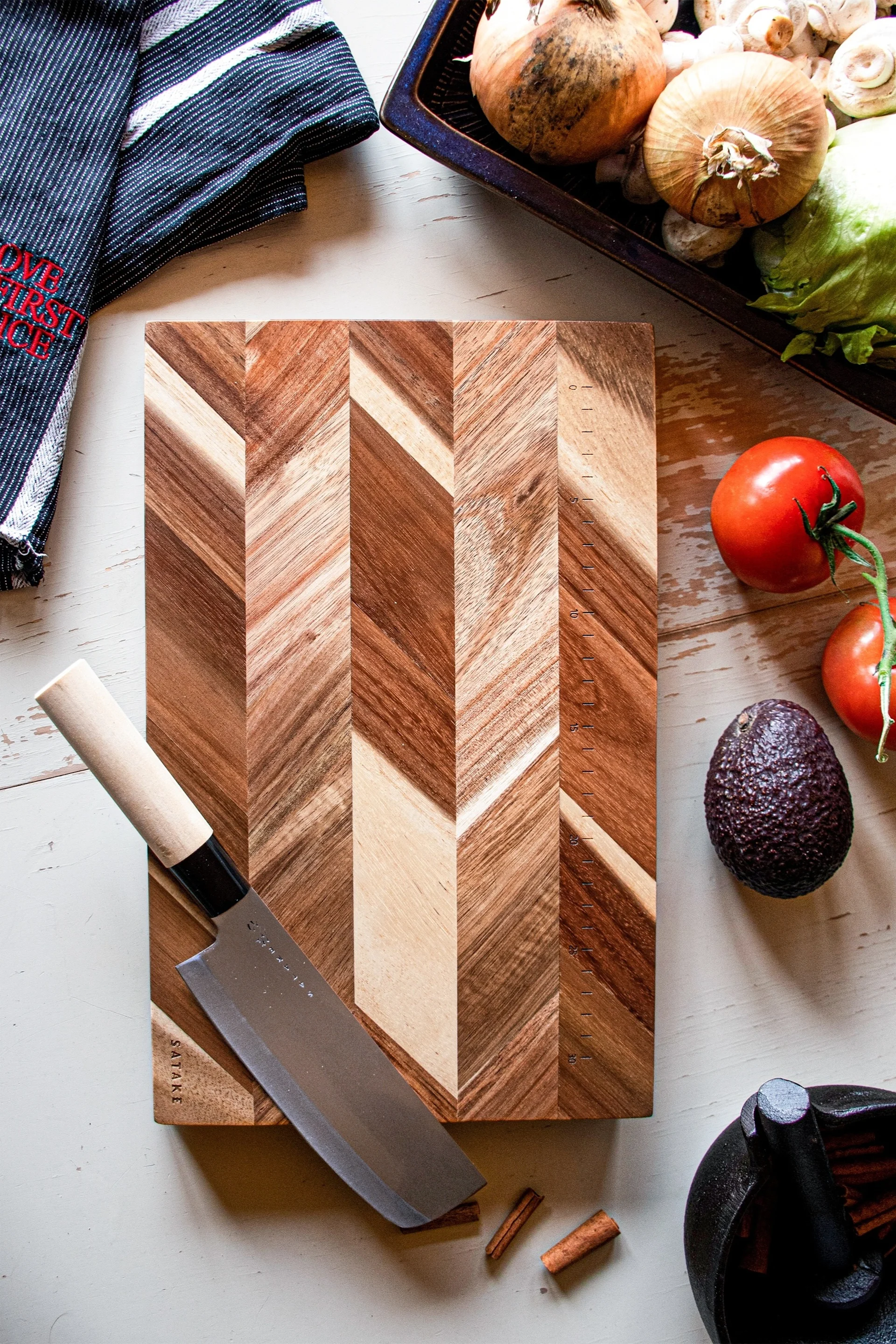 Norden-skærebrættet fra Fiskars giver plads nok til alle forberedelser i køkkenet, hvilket gør det til en god gave til fars dag.