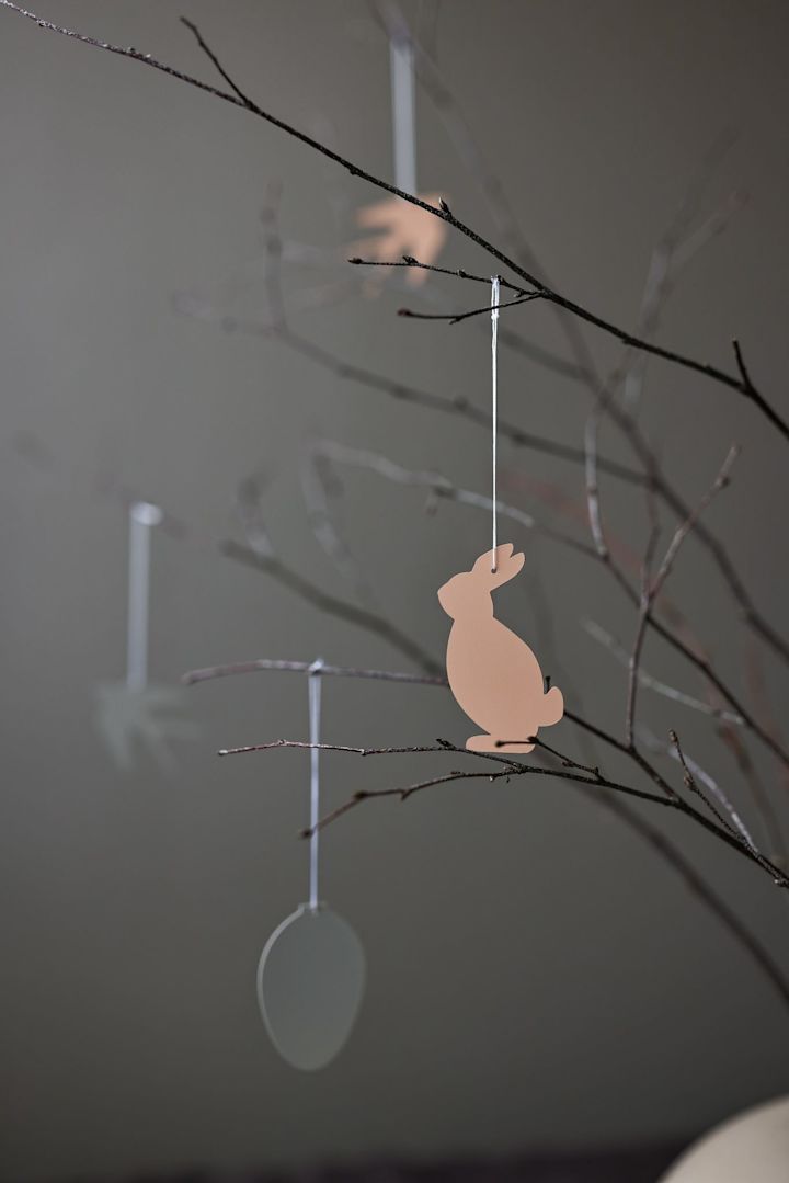 Et nærbillede af en påskebusk med Easter Deco bunny tags fra Cooee Design.