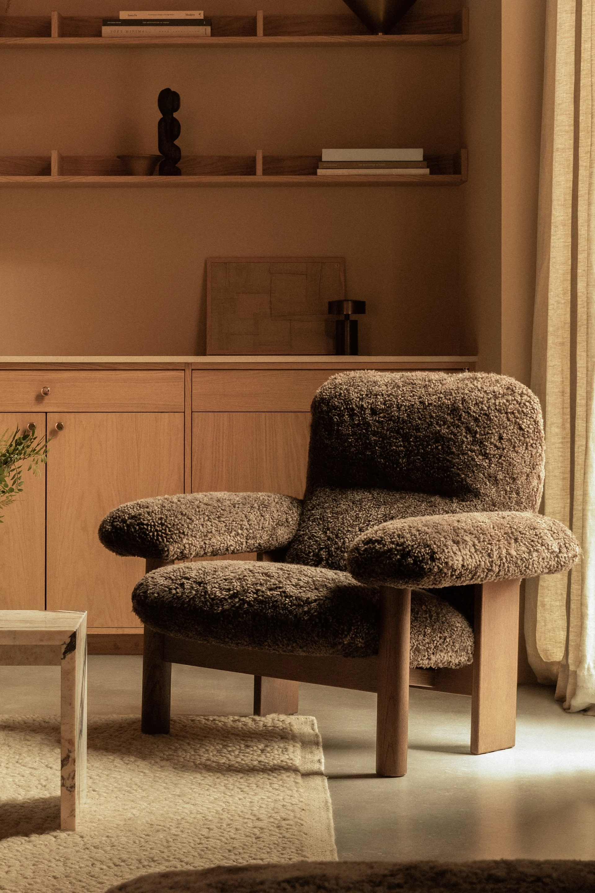 Kraftige møbler er en stor del af dette års skandinaviske indretningstrends 2025 - her Brasilia-lænestolen fra Audo Copenhagen i brunt fåreskind. 