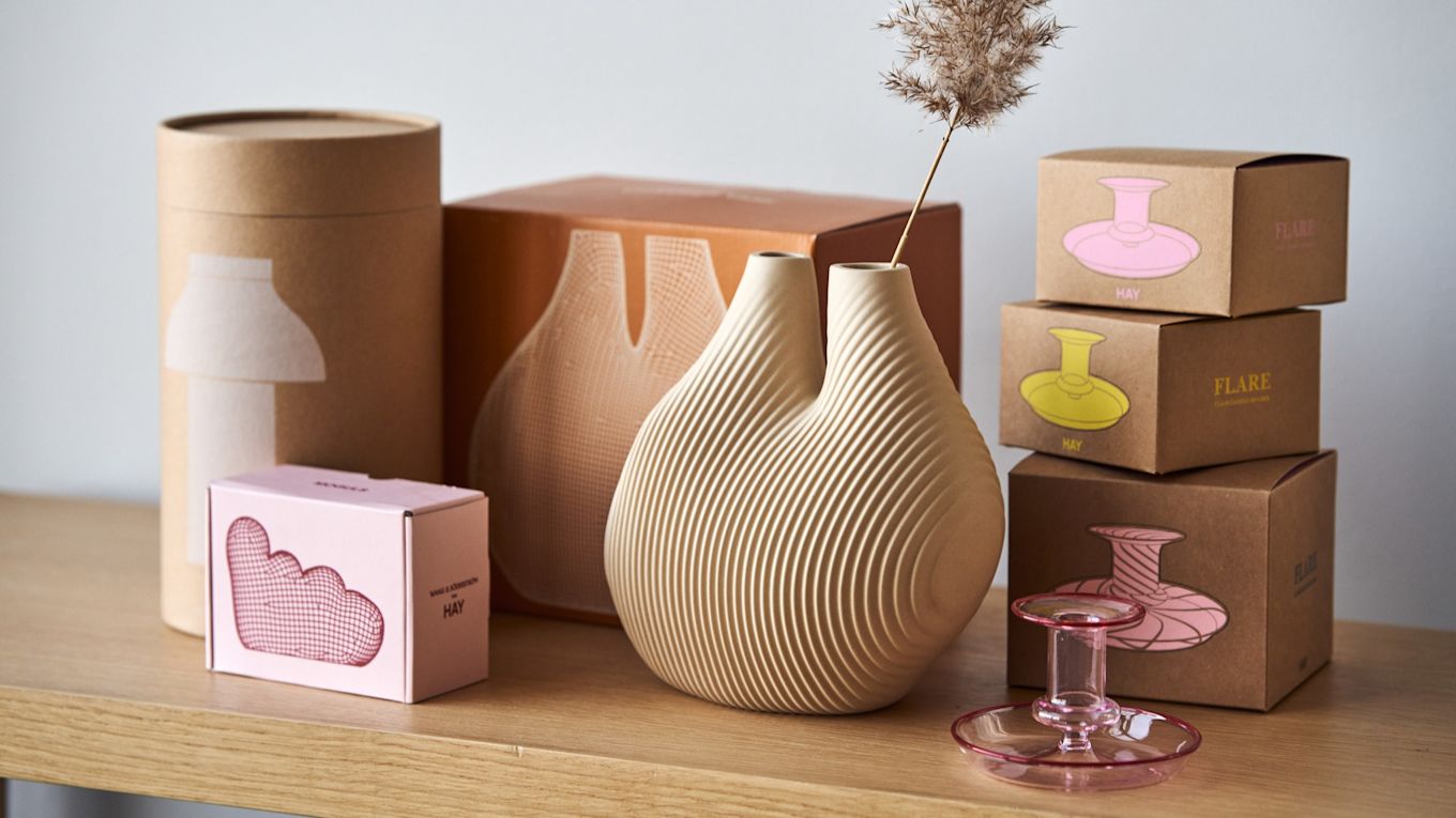 W&S chamber vasen i beige fra HAY omringet af de farverige produkt kasser.