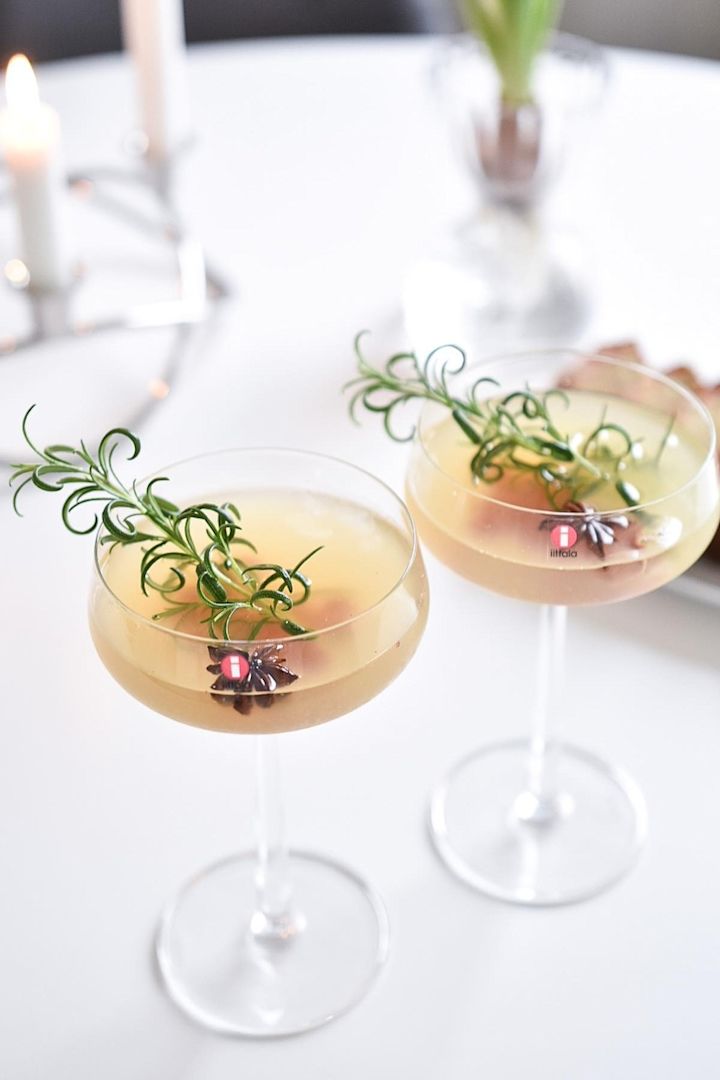 Bland selv en cocktail til valentinsdag, med eller uden alkohol, og server den med stil i glas fra Iittalas Essence-serie, f.eks. fra @interior.by.mariam.