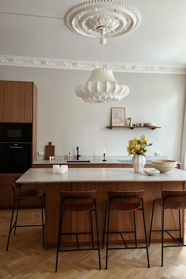 Store loftslamper er perfekte til køkkenet, da de giver nok lys til at spise eller lave mad. Her ser du Phantom-pendlen fra Normann Copenhagen, der hænger over en køkkenø i @monicaflatlands hjem.