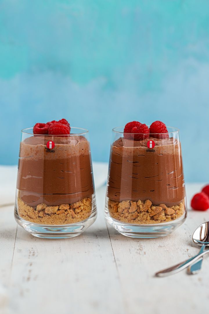 Baka med Frida til nytår – 3 festlige chokolade opskrifter til nytår. Her kan du se en lækker opskrift på en chokolade cheesecake i et Essence drikkeglas fra Iittala. 