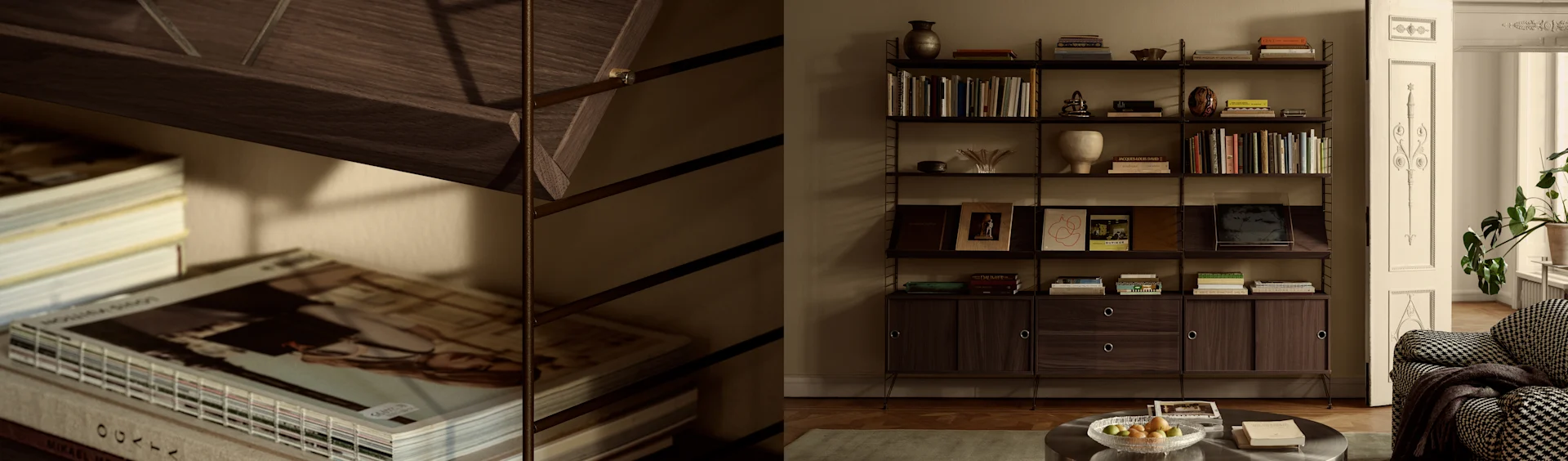 En stue med et mørkt reolsystem fyldt med bøger og indretning, en houndstooth sofa og en udsmykket åben døråbning.