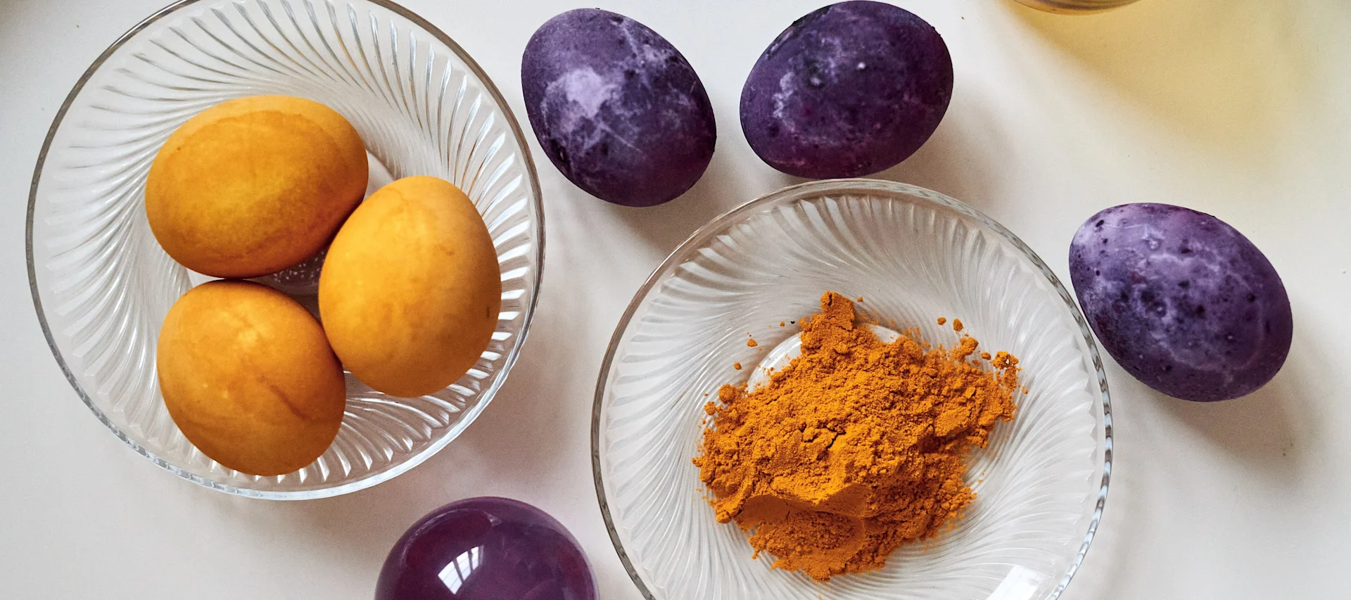 Farv påskeæg naturligt - brug blåbær og gurkemeje til at opnå gule og lilla nuancer.