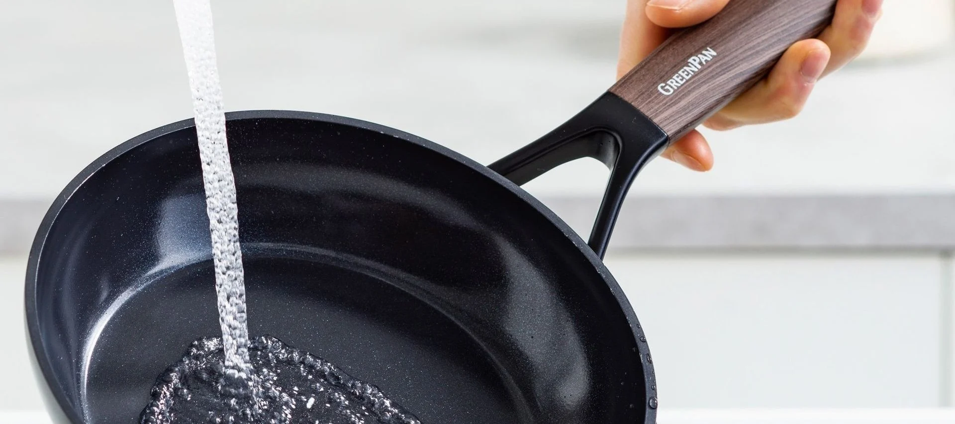 Rengør stegepander som f.eks. Eco Smartshape-panden fra Greenpan under rindende vand.