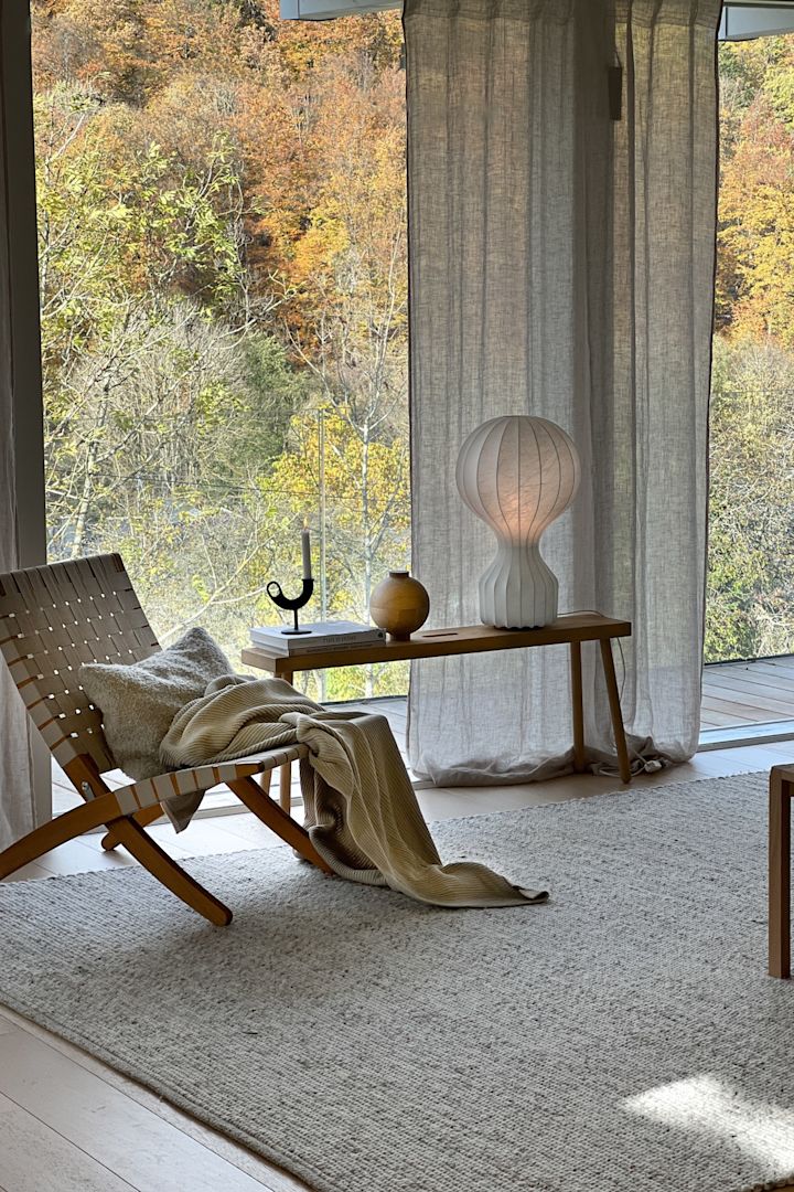 Boho og andre indretningsstile: Her kan du se en stue i skandinavisk stil indrettet i lyse farver af den tyske influencer @zuhauselig.