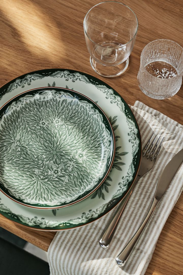 Her kan du se den nye Ostindia Floris i grøn fra oven, i en grøn borddækningside i en restaurantstil.