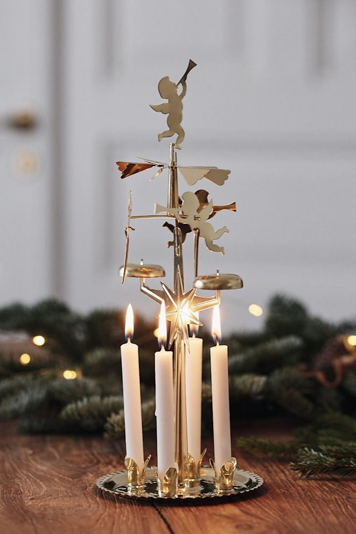 Sådan pynter du op med traditionelt skandinavisk julepynt - Det charmerende englespil fra Dala Industrier er den perfekte skandinaviske juledekoration til at skabe stemning i dit hjem. 