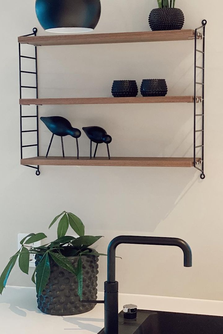 Selv isolerede sorte elementer, som her i form af en string pocket-hylde i @interiorbysunnivas køkken, giver dit hjem en industriel stil.