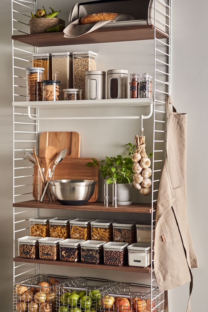 Organiser spisekammeret med praktisk opbevaringsglas fra Brabantia og kurve fra Korbo for en nemmere hverdag.