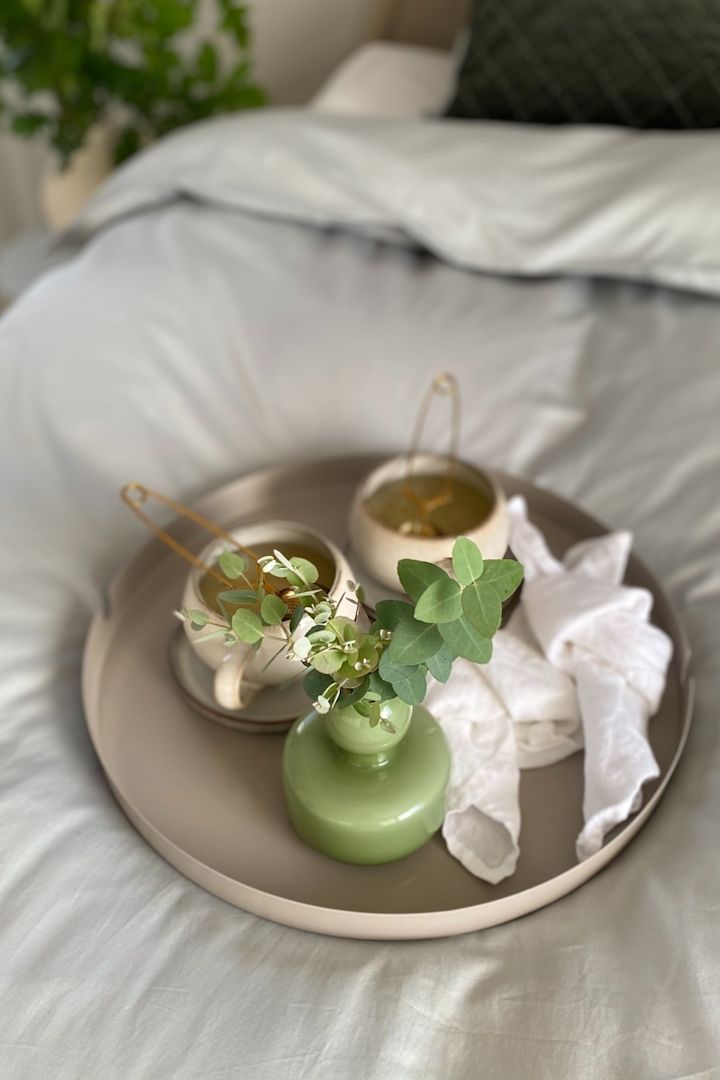 Drift vasen i brun fra Cooee Design i hjemmet hos Hannes Mauritzson.
