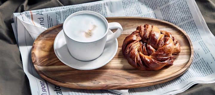 Kaffekopper til kaffeelskere, her nogle Freckles kopper og et fad fra Scandi Living, fremstillet i glaseret porcelæn med en prikket yderside som er unikt til hvert eksemplar.