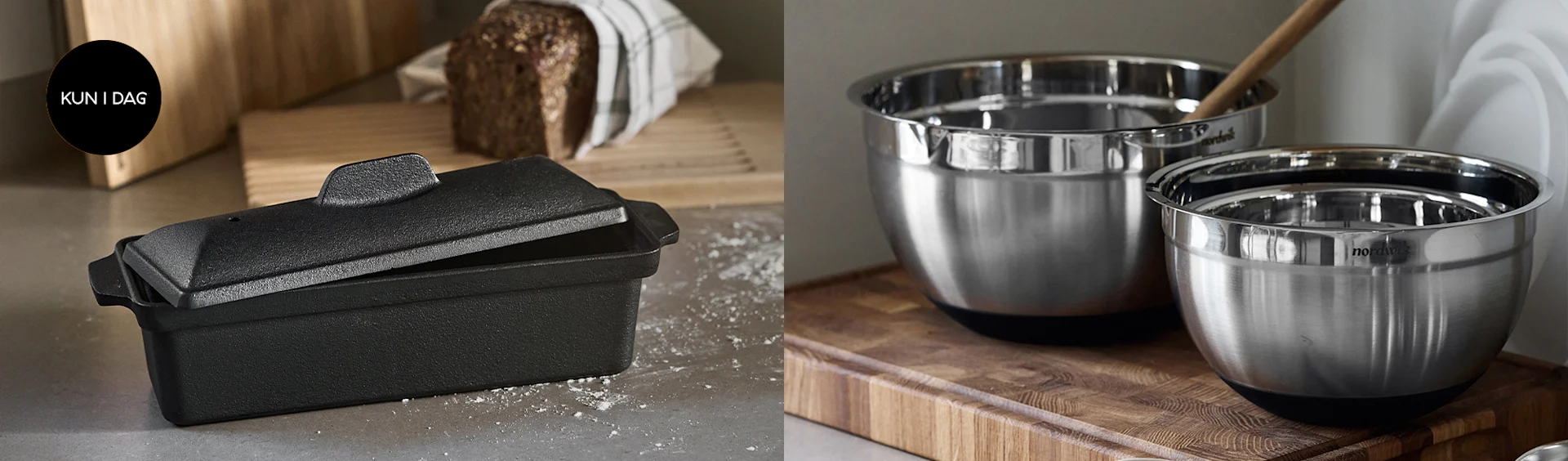 En sort brødform i støbejern med låg og to blanke stål røreskåle på et træskærebræt.