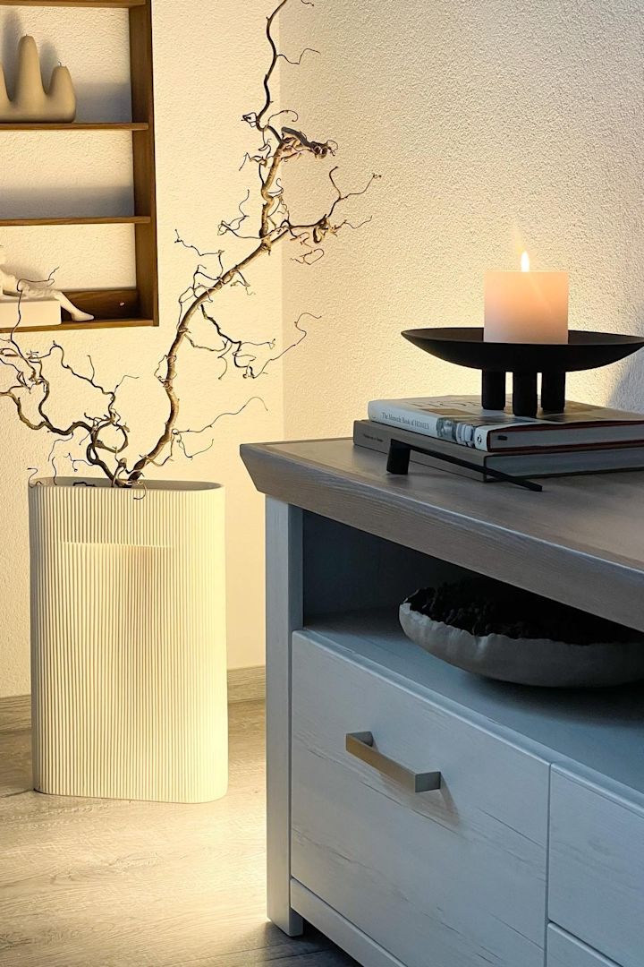 Japandi: Her kan du se den store Ridge vase fra Muuto med et par grene ved siden af en lav kommode, dekoreret med Duck skålen fra 101 Copenhagen.