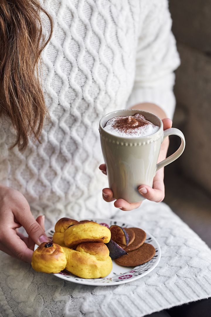 Server traditionelle lussekatter på Rörstrands Swedish Grace Winter-tallerkener, og nyd en kop varm kakao fra Scandi Livings Dots krus.