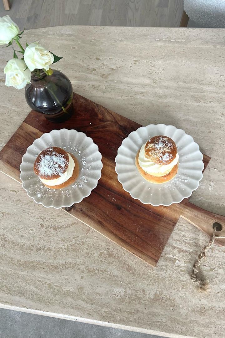 Semlor er et populært svensk bagv�ærk til fika. Her ses Semlor fra @wanessahome på hvide Oyster-tallerkener fra Mateus.