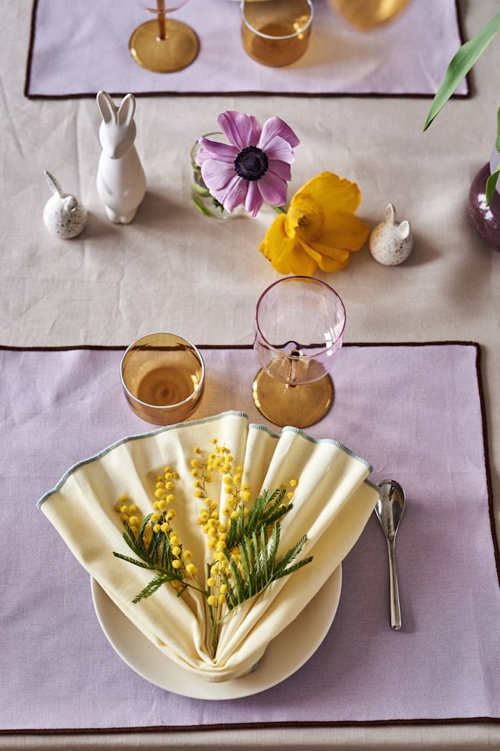 Dit påskebord bør altid have en foldet serviet som den der ses her i en gul nuance.