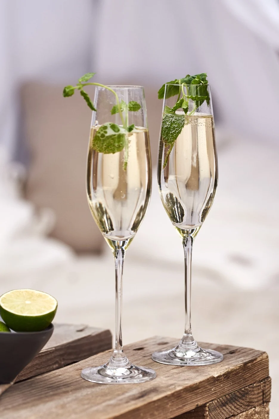 Her kan du se en chapagne cocktail i Karlevi champagneglasset.