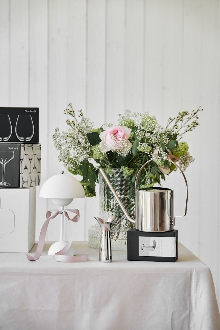 Inkluder disse unikke bryllupsidéer til din store dag. Her kan du se en vandkande i rustfrit stål fra Stelton og en vase fra Georg Jensen på et bryllupsgavebord. 