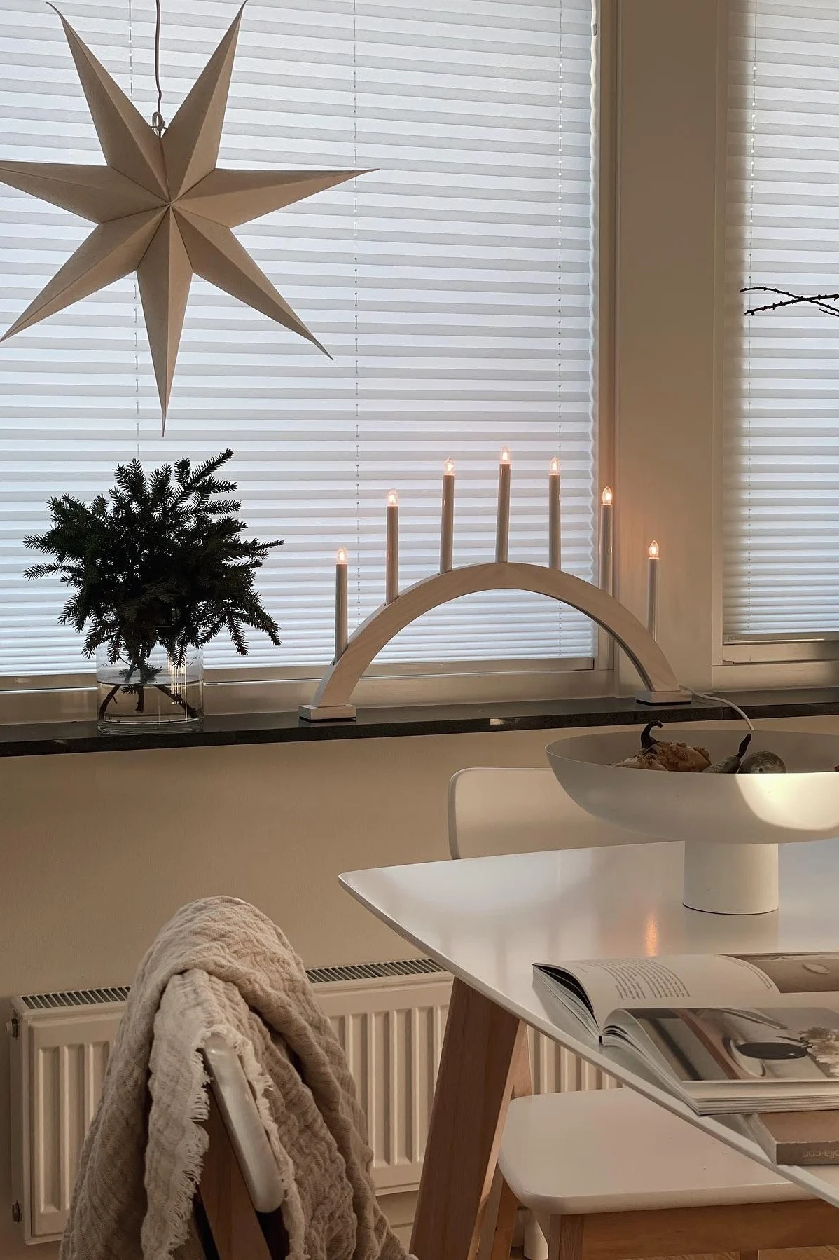 Her kan du se en enkel skandinavisk vindueskarmdekoration til jul. @myyjapandihomee har hængt en Bare adventsstjerne fra Scandi Living i vinduet og pyntet vindueskarmen med gran og adventslysestagen Sky fra Scandi Living.