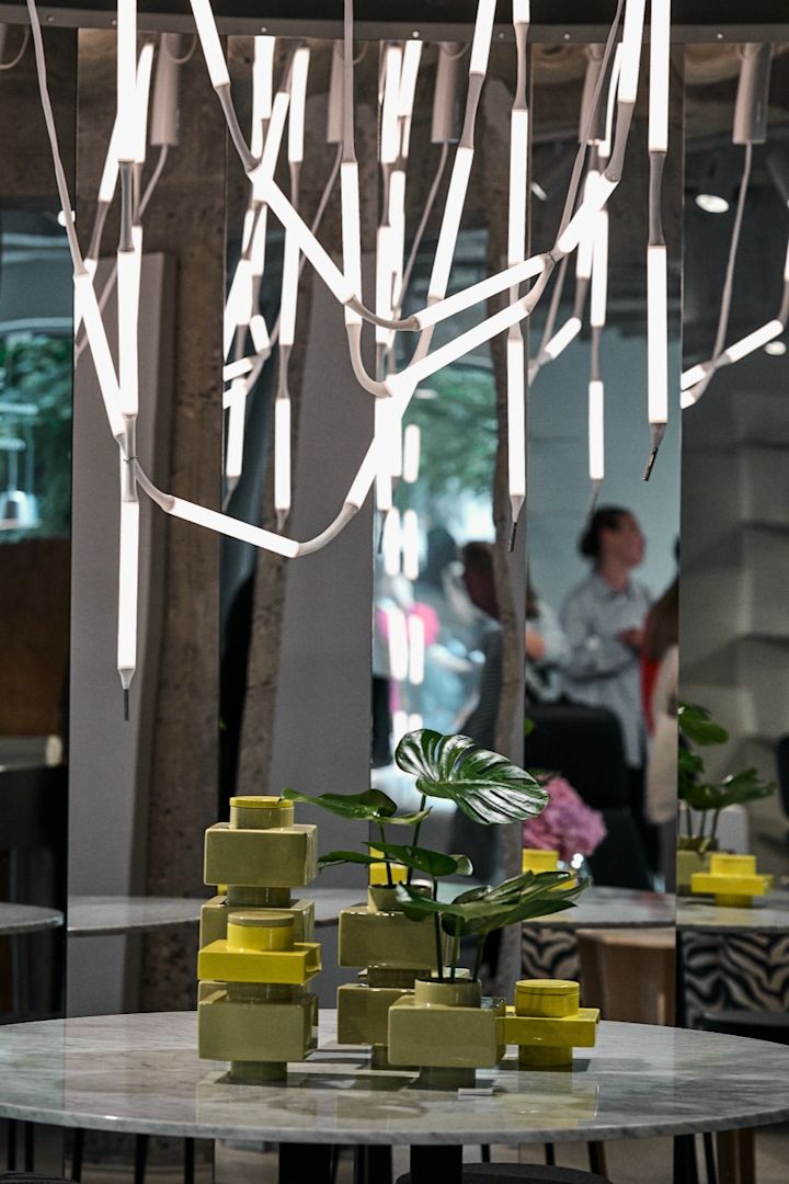 Normann Copenhagen er et must-see på enhver byrundtur i København for designelskere. Her ser du en kollektion af Deko-vaser i gul i deres show room. 