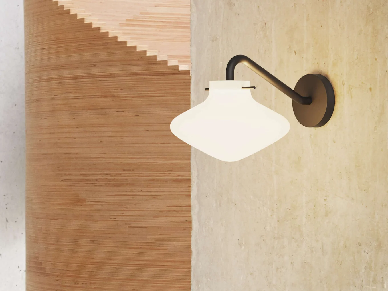 En vægmonteret lampe med en hvid, afrundet glasskærm på en betonvæg, ved siden af en buet træstruktur.