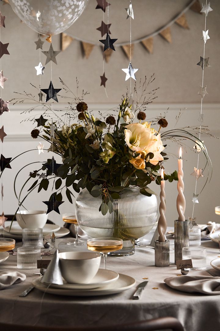 Idéer til nytårsfesten - her ses Sphere-vasen fra Byon fyldt med en luksuriøs buket afskårne blomster. 