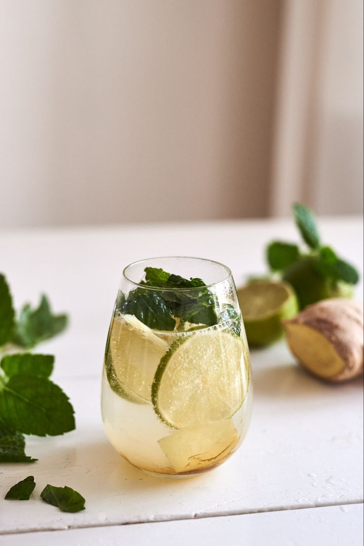 For en simpel og forfriskende sommerdrink prøv ingefær og sirup, pyntet med mint og serveret i et glas fra Scandi Living.