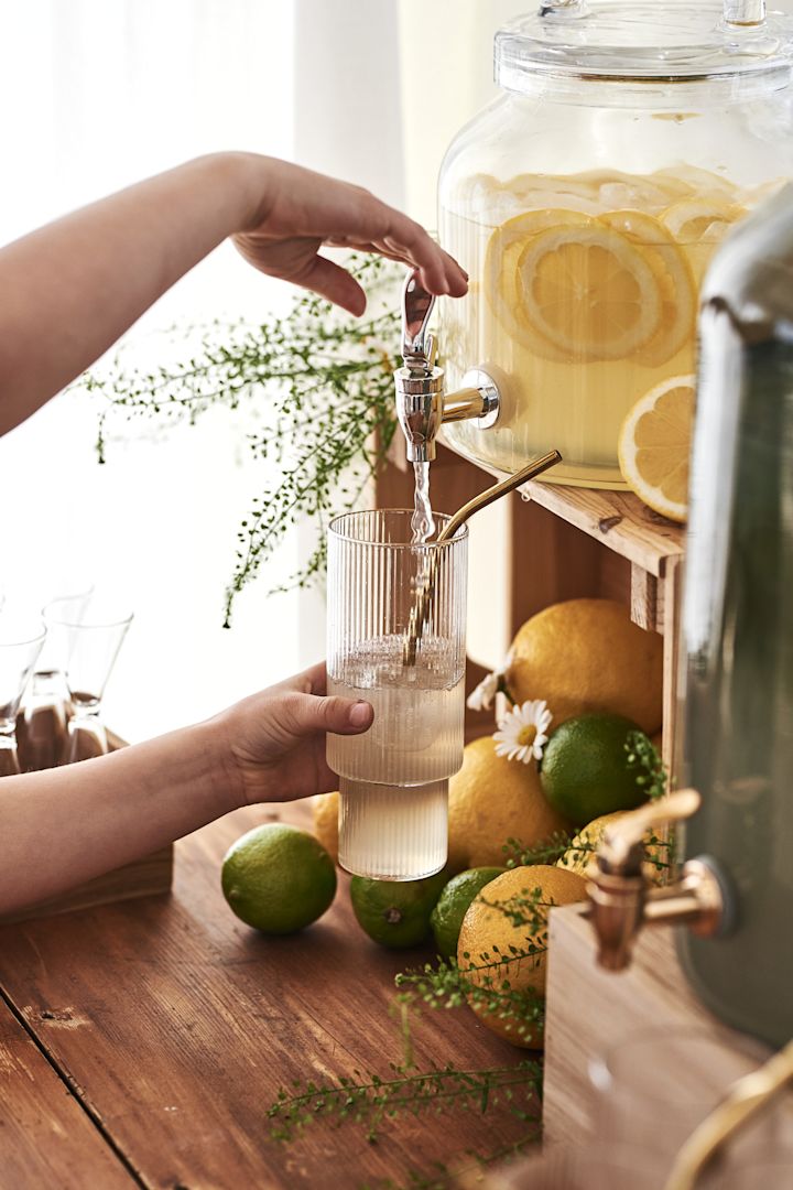 For en simpel og forfriskende sommerdrink prøv ingefær og sirup, pyntet med mint og serveret i et glas fra Scandi Living.