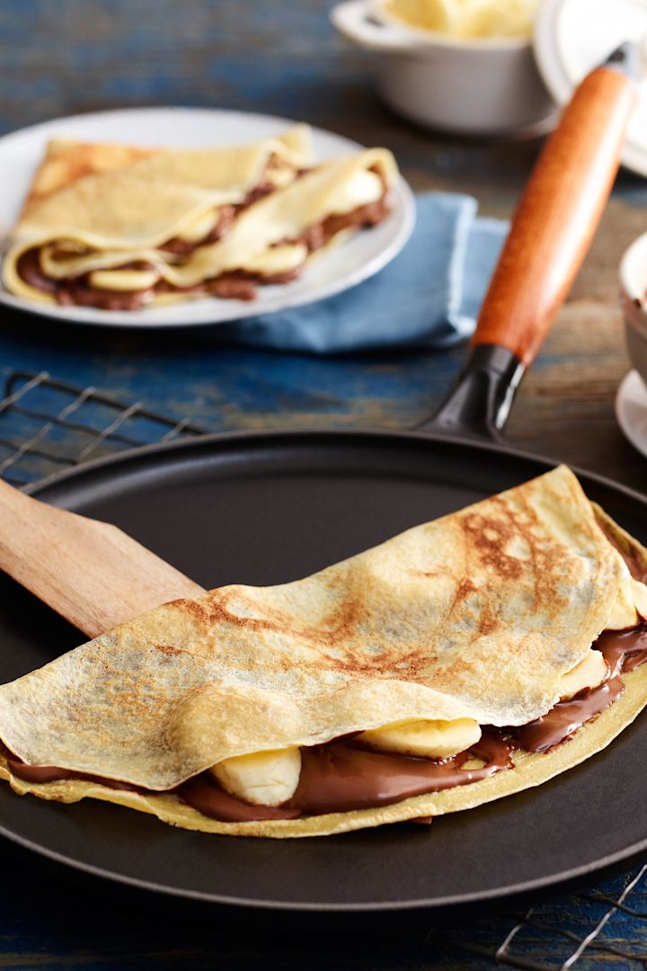 Vintage pandekagepanden fra Staub er perfekt til at lave crêpes med bananer og chokolade.