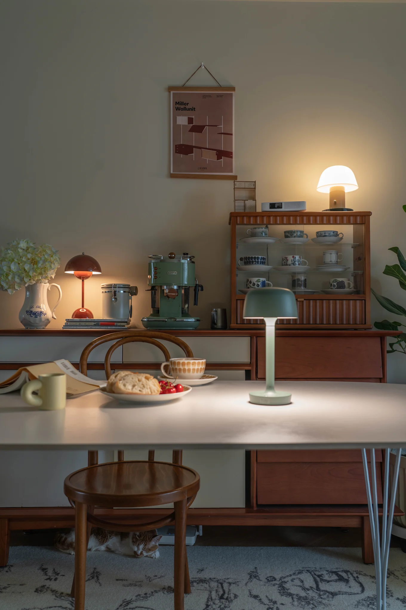 Takku portabel bordlampe i sort fra Artemide er en stilet genopladlig lampe der skaber et blødt og hyggeligt skær på terrassen, om det er på et lille sidebord eller på et stort spisebord.